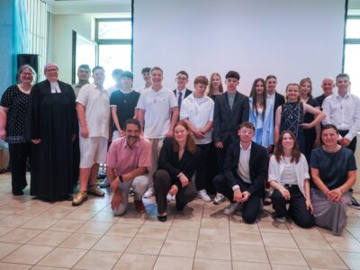 Konfirmation 2026 ganze Gruppe vor dem Altar